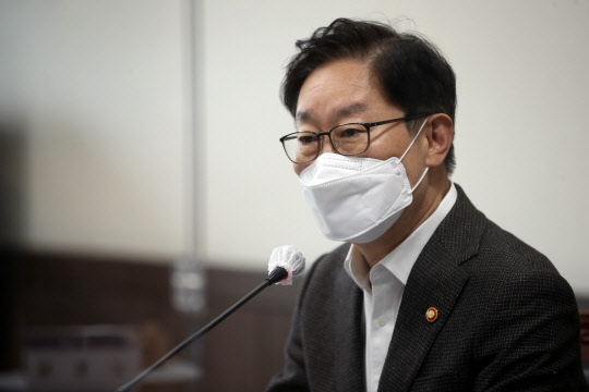 서울소년분류심사원 방문한 박범계 장관 (안양=연합뉴스) 박동주 기자 = 박범계 법무부 장관이 12일 오후 경기 안양시 서울소년분류심사원을 방문, 발언하고 있다. 2021.3.12 pdj6635@yna.co.kr (끝)